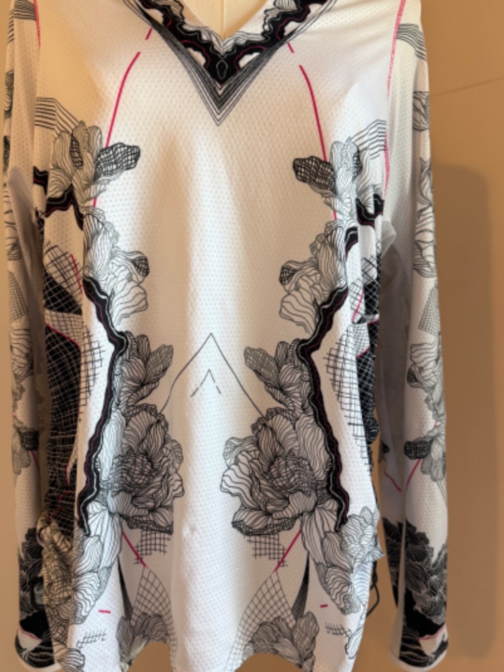 Lucky in Love Pullover Shirt Black & White Botanical/Geometric Design Size L /12 - Picture 9 of 15